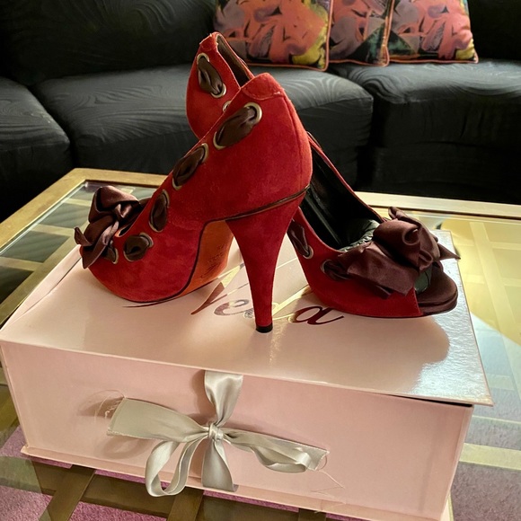 Red bow peep toe pumps; Italian made. - Picture 2 of 3